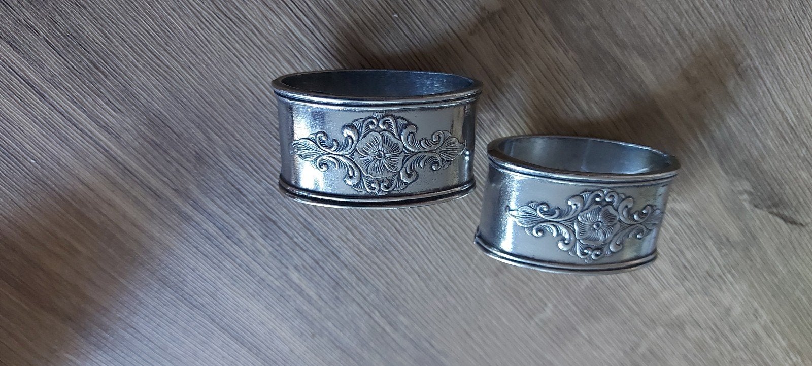 2 stuks vintage verzilverde servetringen, bloemmotief, Huis en Inrichting, Keuken | Bestek, Ophalen, Gebruikt