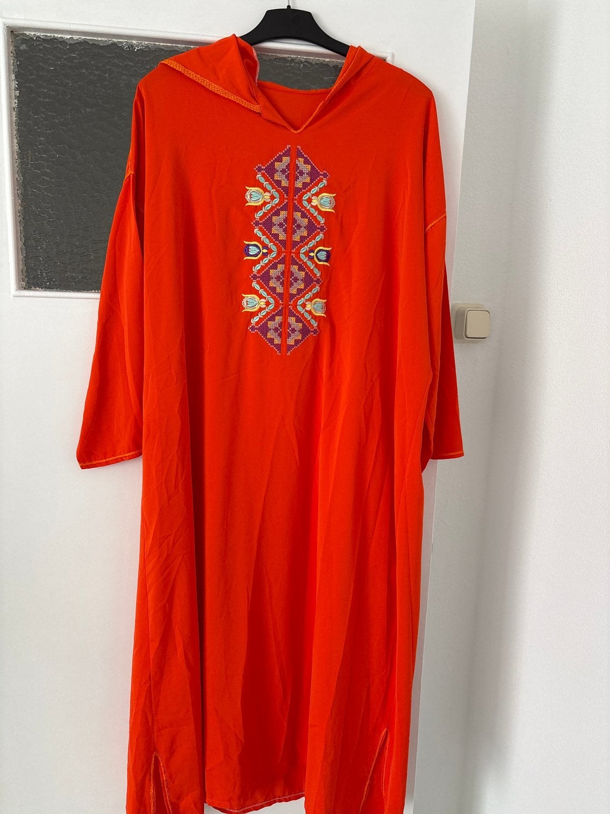 Oranje  djellaba met Borduurwerk, Maat 42/44 (L), Oranje, Ophalen of Verzenden, Zo goed als nieuw