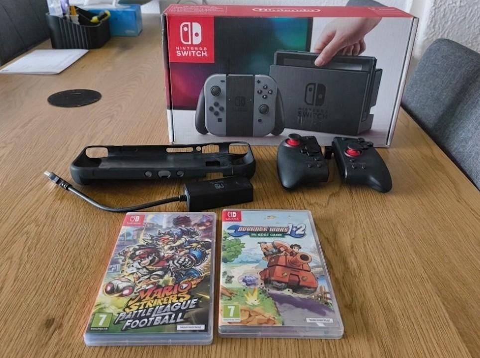 Nintendo Switch met games en extra Joy-Cons, Overige genres, Ophalen of Verzenden, Zo goed als nieuw, 3 spelers of meer