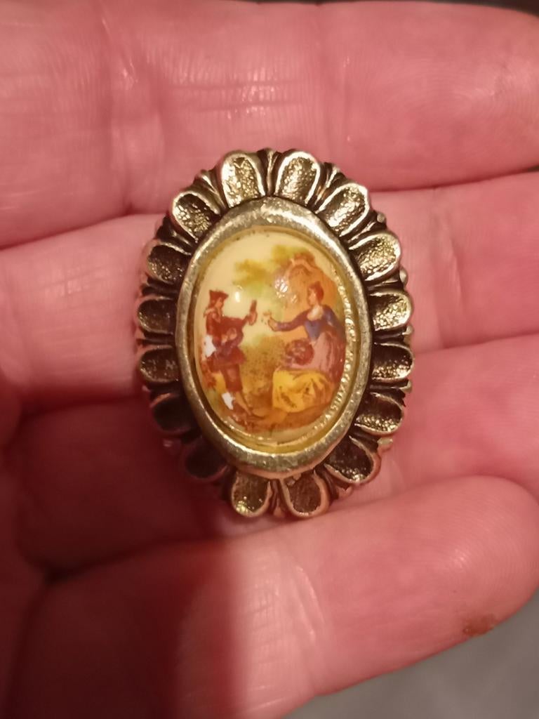 Vintage Broche met Romantische Scène - Goudkleurig, Overige materialen, 4 tot 7 cm, Gebruikt, Ophalen of Verzenden