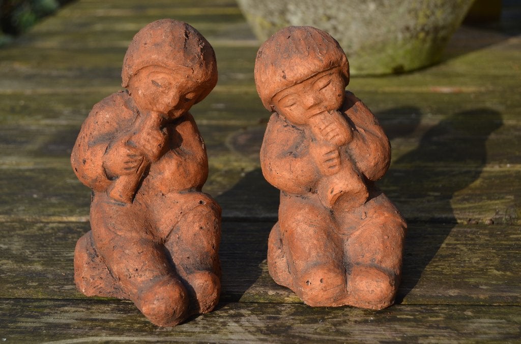 2 Aardewerk beeldjes fluitspelende kinderen, Ophalen of Verzenden, Gebruikt, Mens