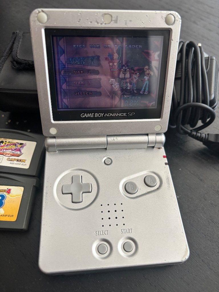 Nintendo Game Boy Advance SP + oplader + games – werkend, Ophalen, Gebruikt, Game Boy Advance SP, Met beschermhoes of tas