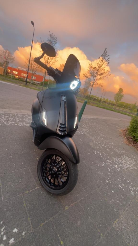 Vespa E5 mat zwart, Ophalen, Maximaal 45 km/u, Vespa S, Zo goed als nieuw