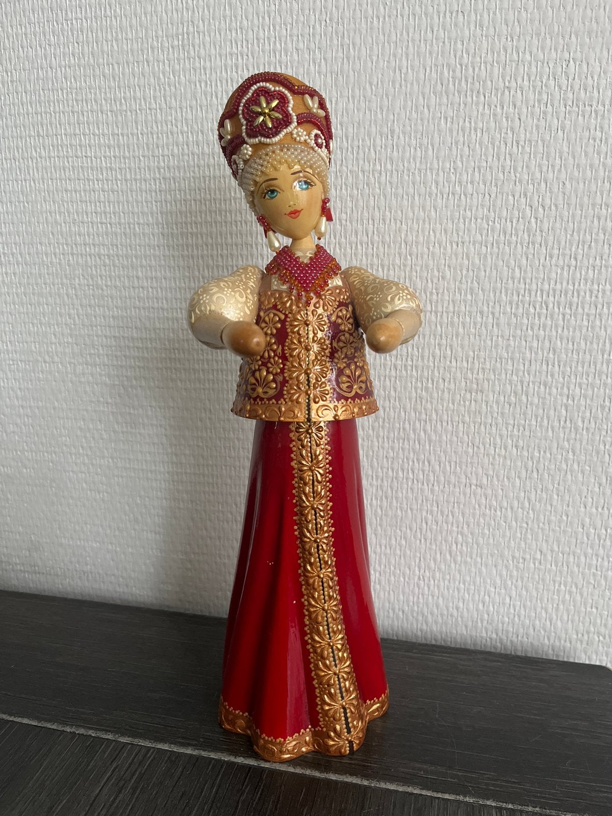 Handgeschilderde Russische pop - 33 cm hoog, Verzamelen, Poppen, Ophalen of Verzenden, Gebruikt, Pop