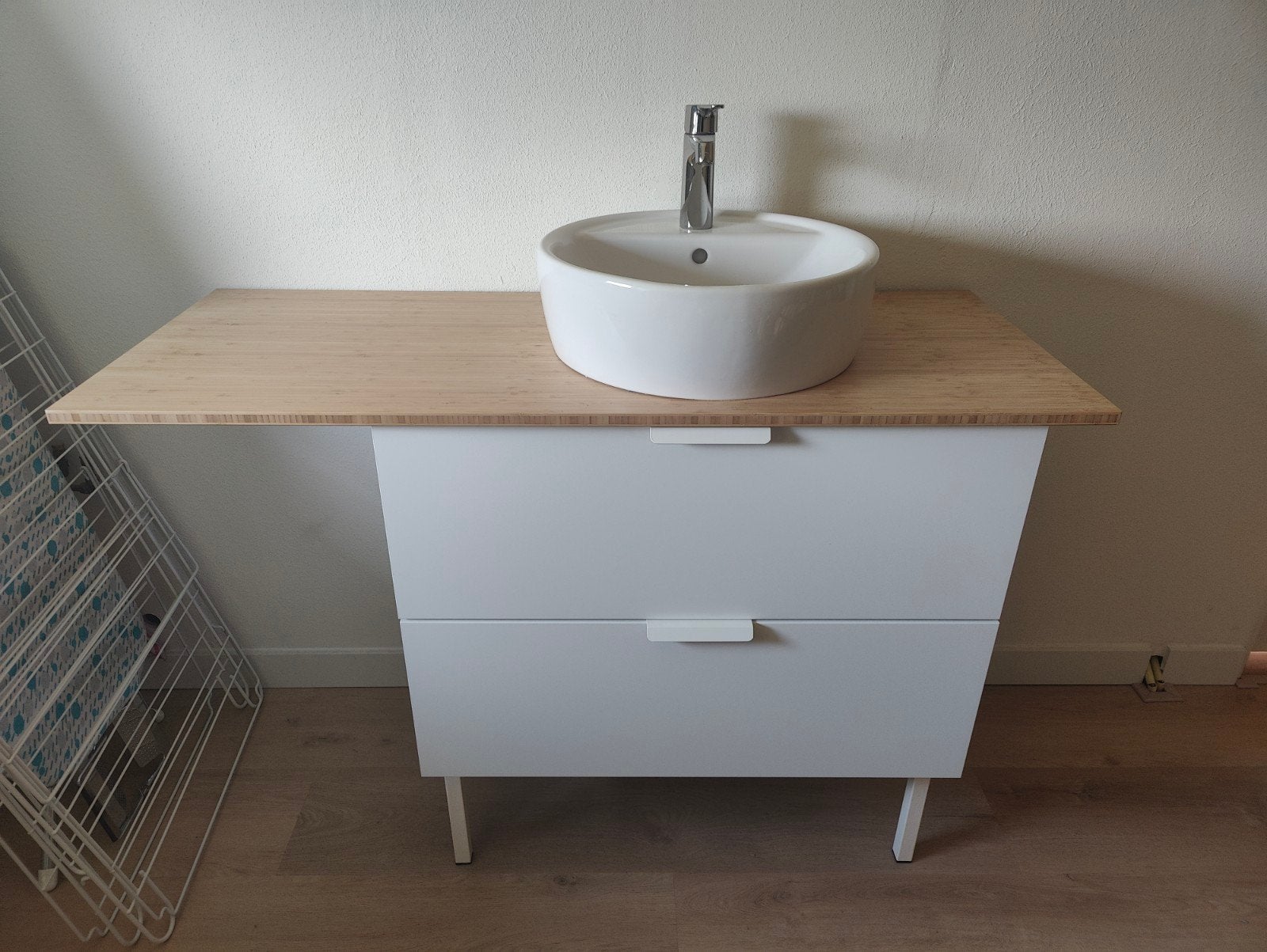 Wit badkamermeubel met eikenkleur blad, Huis en Inrichting, Badkamer | Badkamermeubels, Ophalen, Gebruikt, 100 tot 150 cm, Minder dan 100 cm