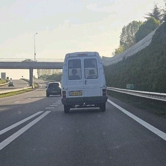 Nette  Renault Trafic Camper of foodtruck met Zonnepaneel, Caravans en Kamperen, Overige merken, Buscamper of Camperbus, Handgeschakeld