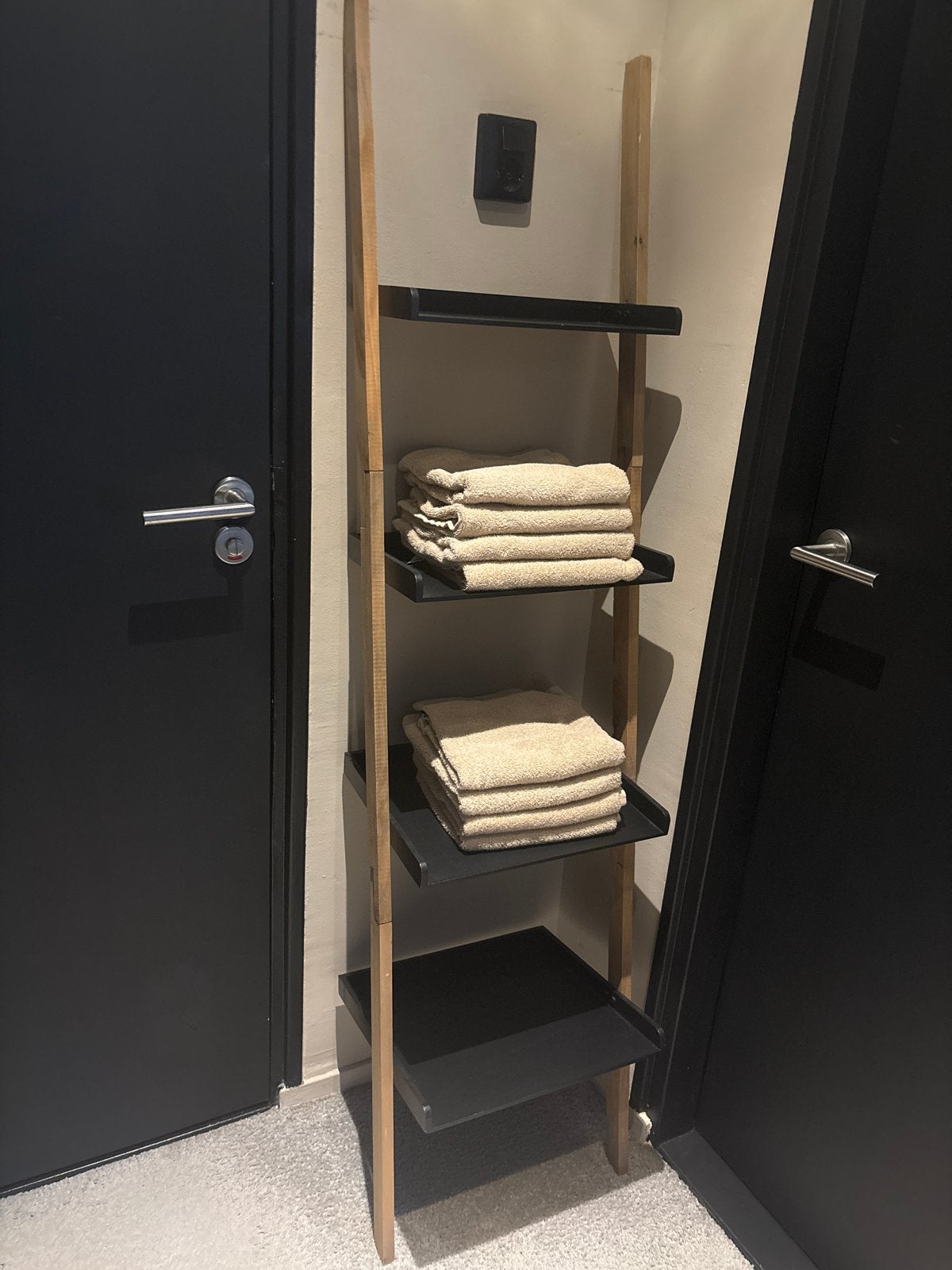 Moderne houten ladderrek met zwarte planken, Ophalen, Gebruikt