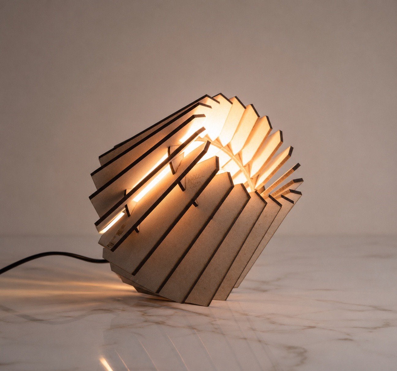Van Tjalle & Jasper Mini Spot design tafellamp, Huis en Inrichting, Lampen | Tafellampen, Ophalen, Zo goed als nieuw, Hout, Design