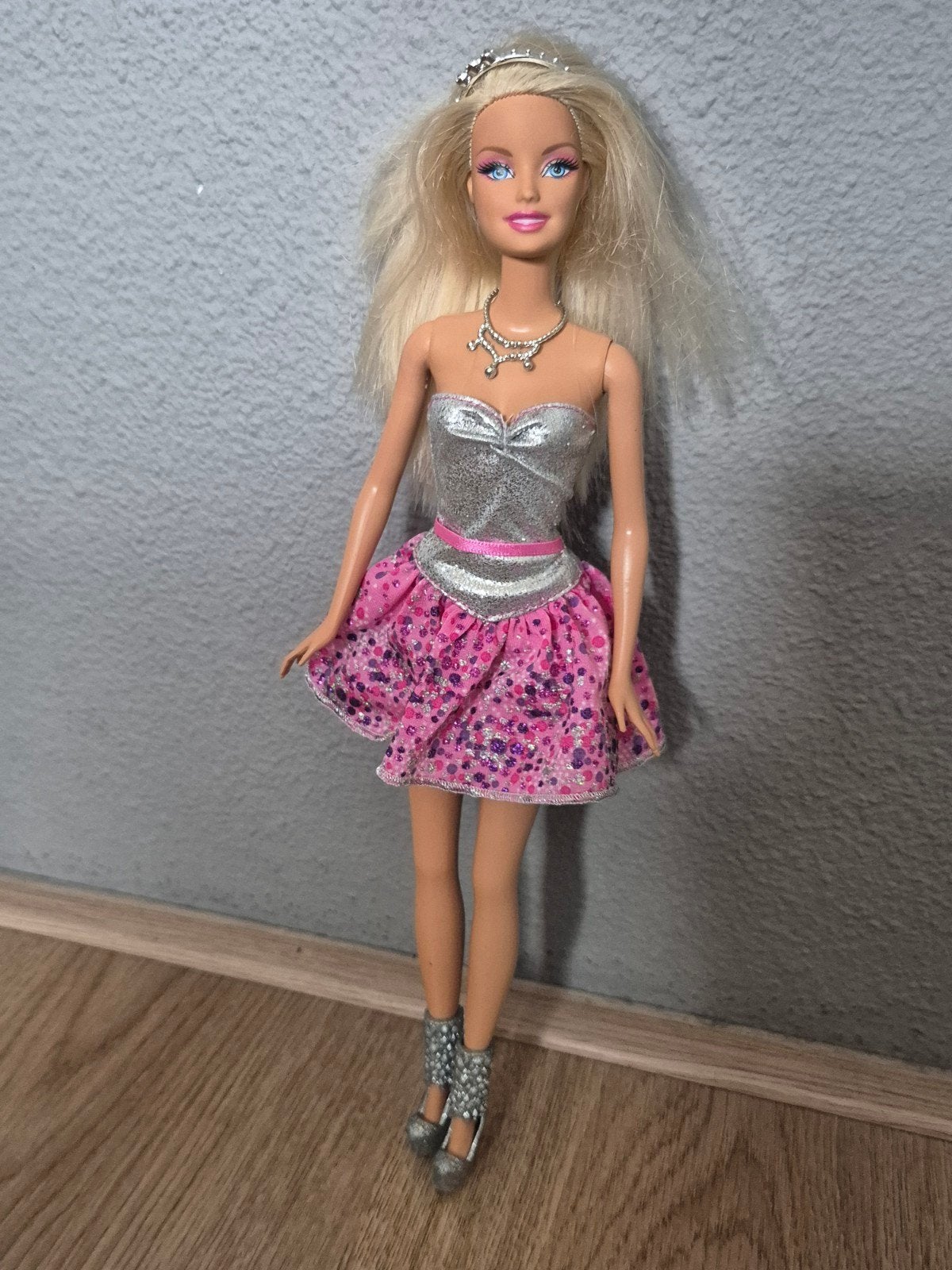 Barbie pop met roze en zilveren jurk en accessoires, Ophalen of Verzenden, Gebruikt, Barbie