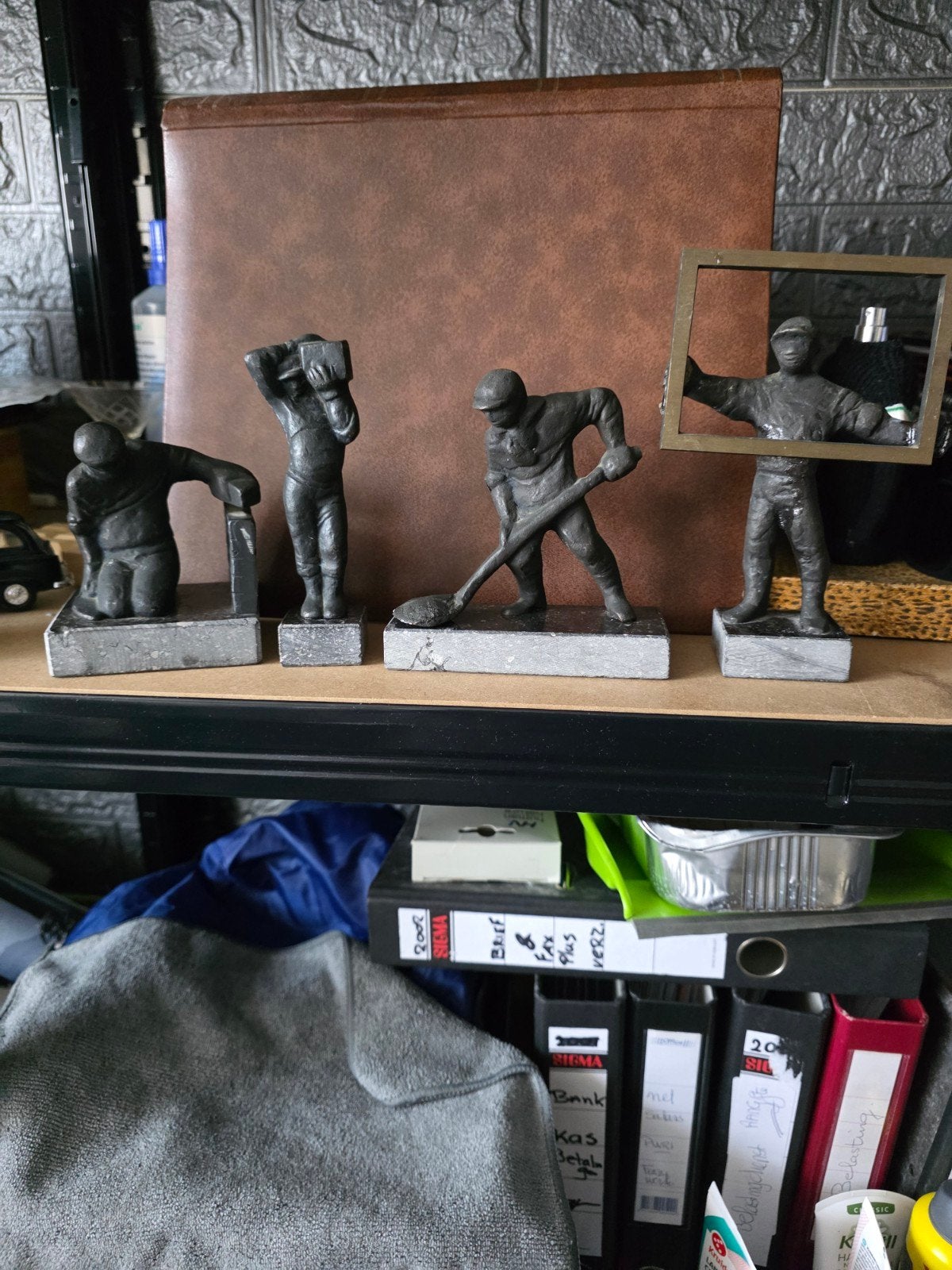 Set van 4 Beelden van Bouwvakkers door Marlies Noordkamp, Ophalen
