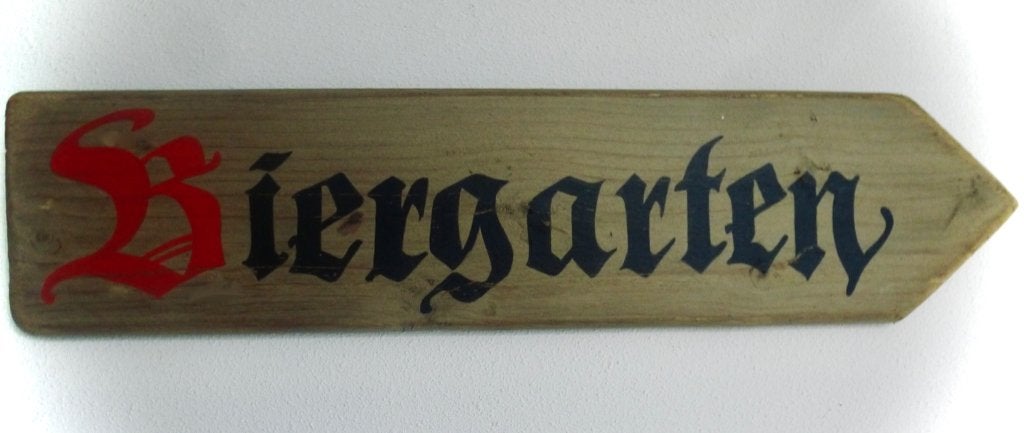 Handgeschilderd houten bord / Biergarten pijl / Duitsland, Hout, Decoratieobject, 13 cm, Ophalen of Verzenden