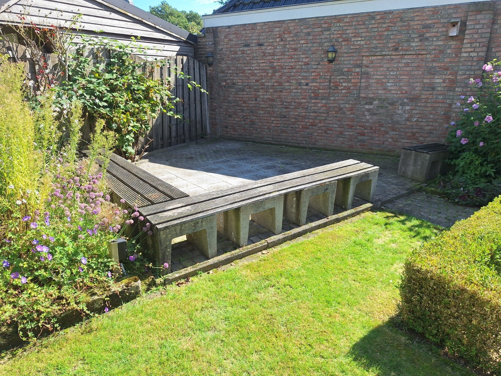 Robuuste betonnen tuinbank met houten zitting, Tuin en Terras, Ophalen, Gebruikt, Hout