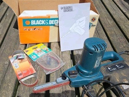 Black & Decker Bandschuurmachine met accessoires, Doe-het-zelf en Verbouw, Gereedschap | Schuurmachines, Ophalen, Gebruikt, Minder dan 600 watt