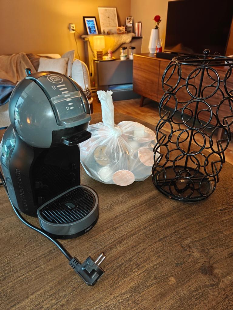 Nescafé Dolce Gusto koffiezetapparaat + cups + rek, Gebruikt, Koffiemachine, Ophalen of Verzenden, 4 tot 10 kopjes