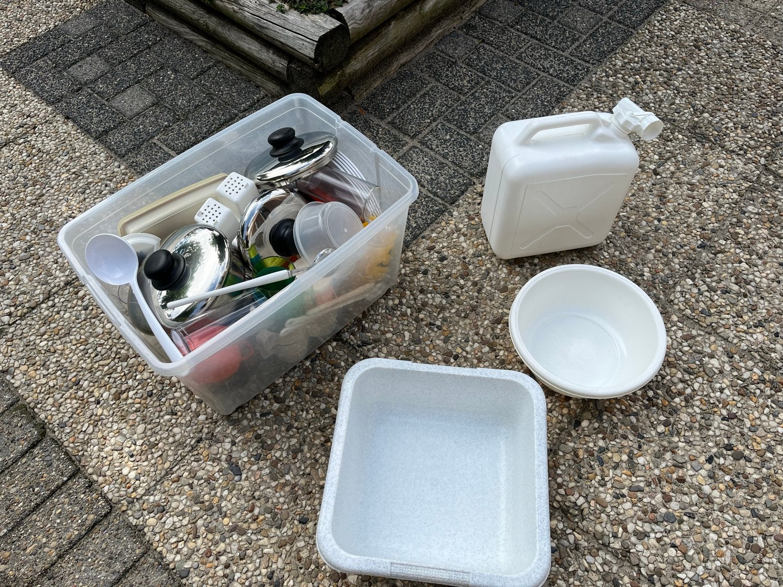 Div. campingborden, bekers, kopjes, pannen etc met opbergbox, Caravans en Kamperen, Ophalen, Gebruikt