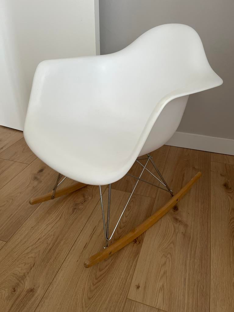 Witte kunststof schommelstoel met houten runners, Huis en Inrichting, Ophalen, Kunststof, Gebruikt, Wit