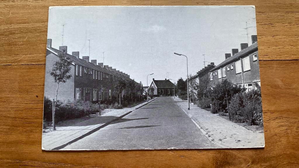 Ansichtkaart Krabbendijke ( morlodestraat/ julianastraat), Ophalen of Verzenden, Ongelopen, Zuid-Holland