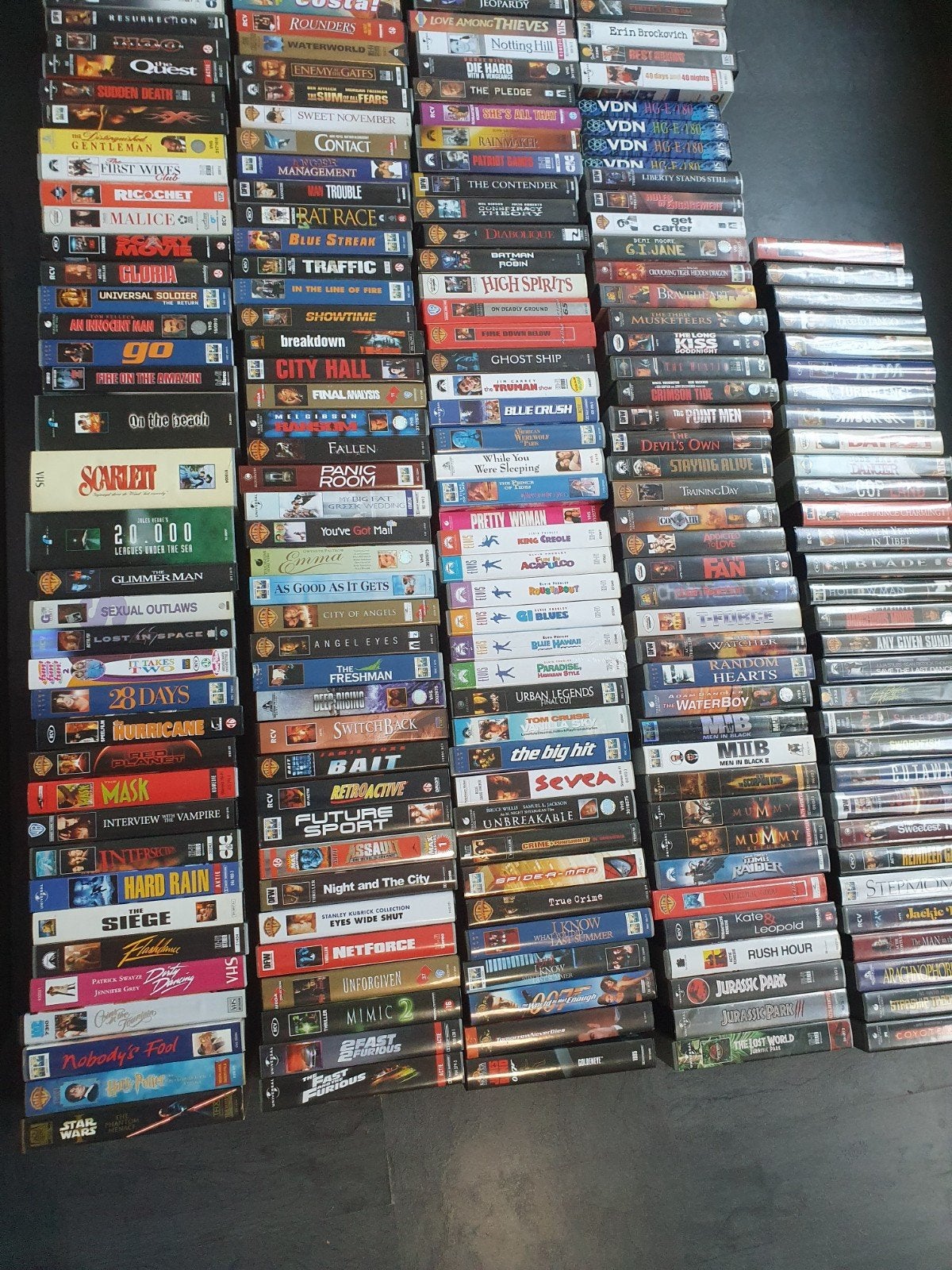 240 videofilms,  kinderfilms, actie,thriller etc., Ophalen, Zo goed als nieuw