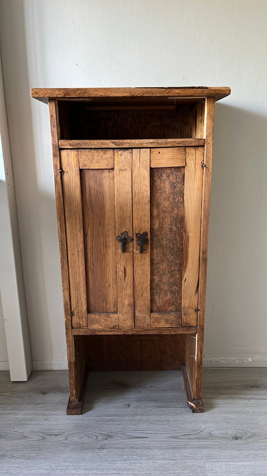 Rustieke houten kast met twee deuren, Antiek en Kunst, Ophalen
