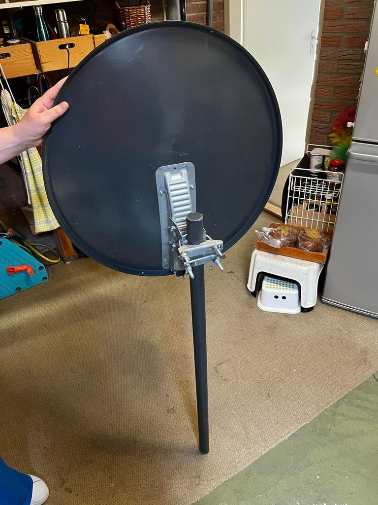 Camping schotelantenne met paal - 60cm breed, 110cm hoog, Ophalen, Zo goed als nieuw, (Schotel)antenne, Overige merken
