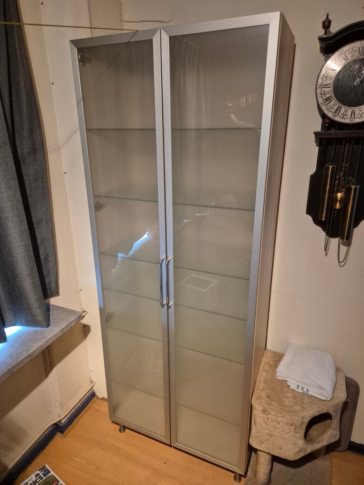 Gratis af te halen Ikea kast met glazen deuren en planken, Ophalen, Overige houtsoorten, 50 tot 100 cm, 150 tot 200 cm