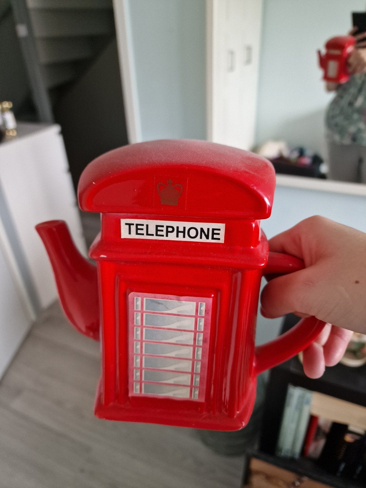 Theepot in de vorm van een rode telefooncel, Gebruikt, Steen/keramiek, Rood, Ophalen