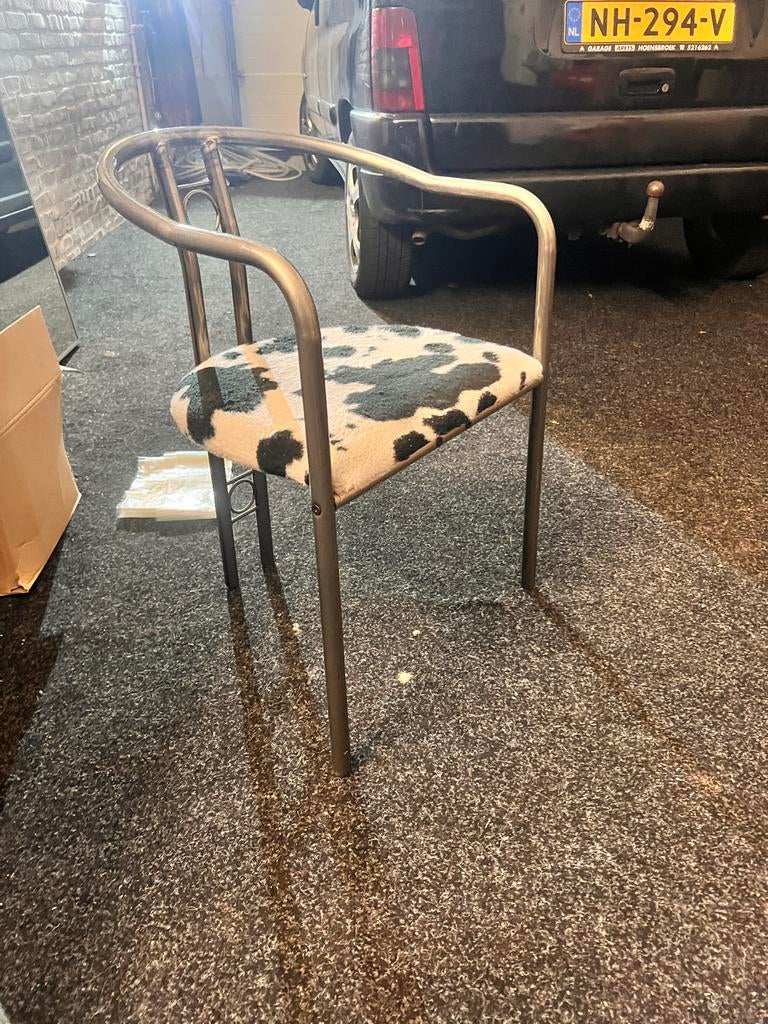 Moderne stoel met koeienprint zitting, Huis en Inrichting, Stoelen, Ophalen, Gebruikt, Overige kleuren, Metaal