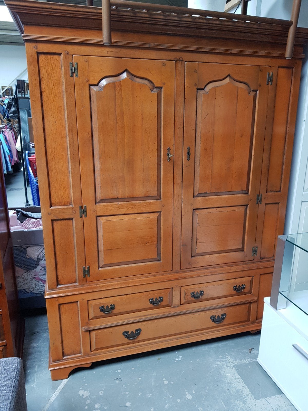 Massief houten kledingkast met lades, Antiek en Kunst, Ophalen of Verzenden