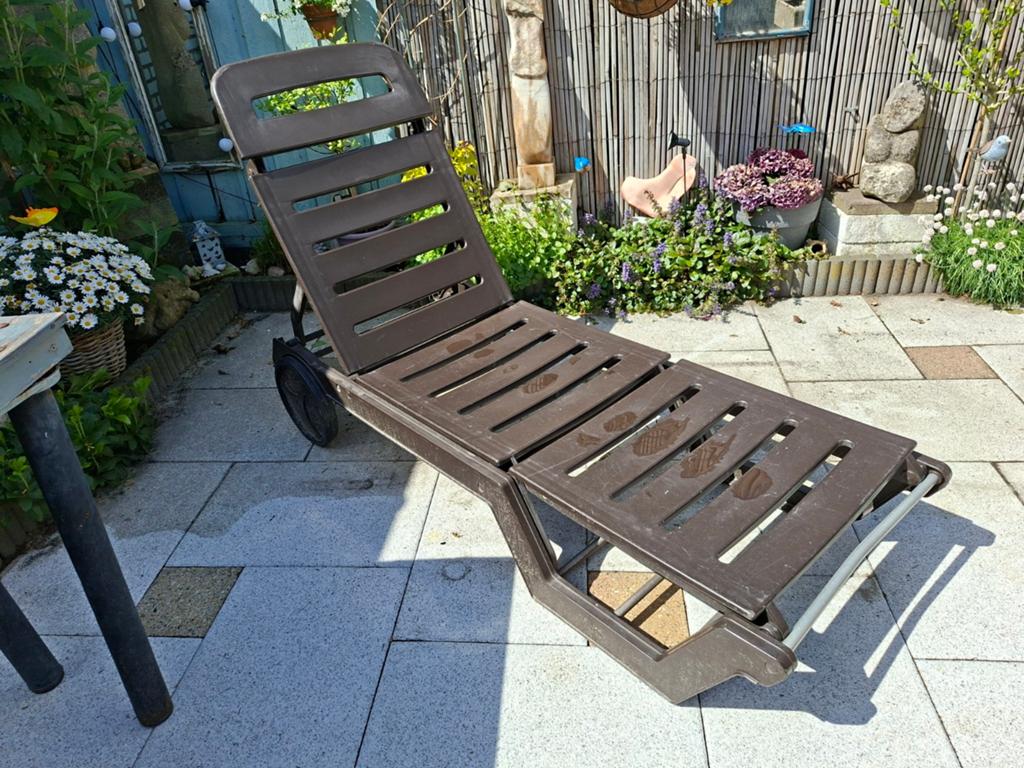 Verstelbare ligstoel met wielen - Bruin kunststof, Tuin en Terras, Ligbedden, Ophalen of Verzenden, Gebruikt, Kunststof, Verstelbaar