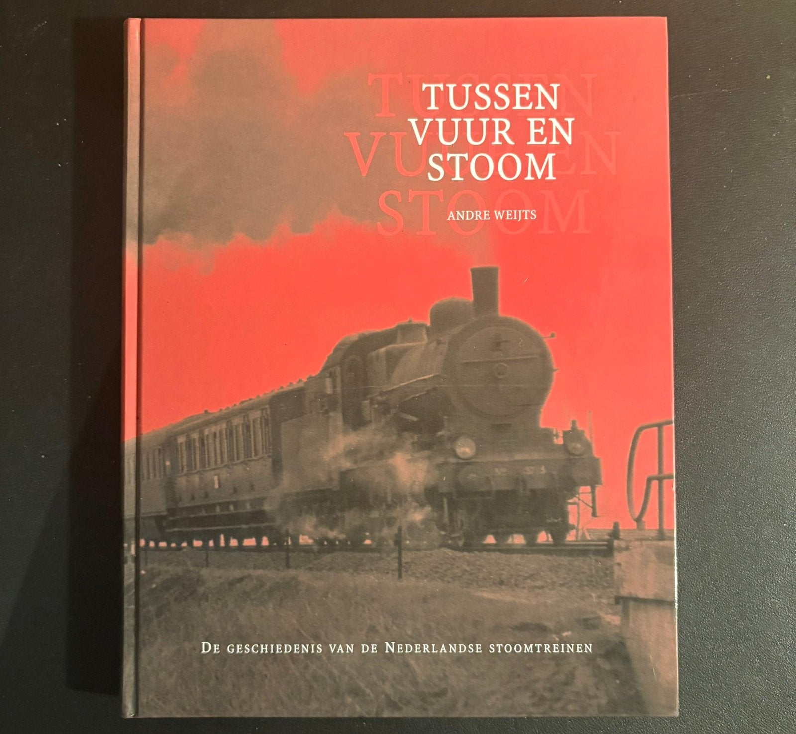 Tussen vuur en stoom - Nederlandse stoomtreinen (2001), Verzamelen, Spoorwegen en Tramwegen, Ophalen of Verzenden, Zo goed als nieuw