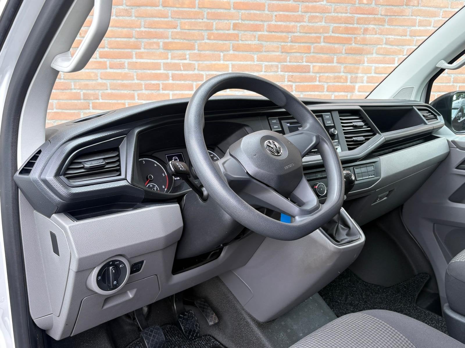 Foto 2 van Volkswagen Transporter 2.0TDI 110PK L1H1 Imperiaal / Trekhaa