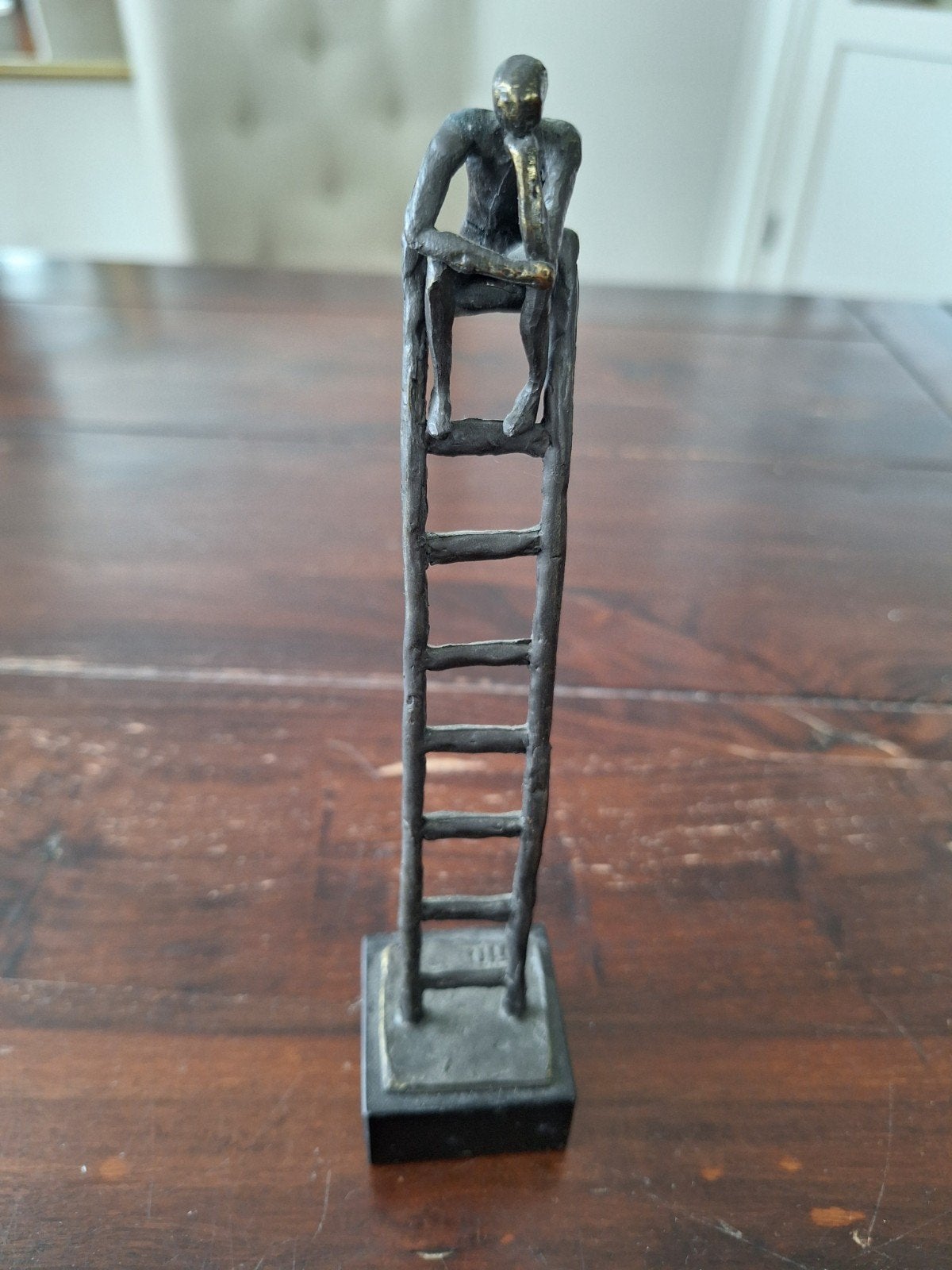 Bronzen beeldje 'Denker op Ladder' - 19 cm hoog, Minder dan 20 cm, Gepatineerd, Ophalen of Verzenden, Brons