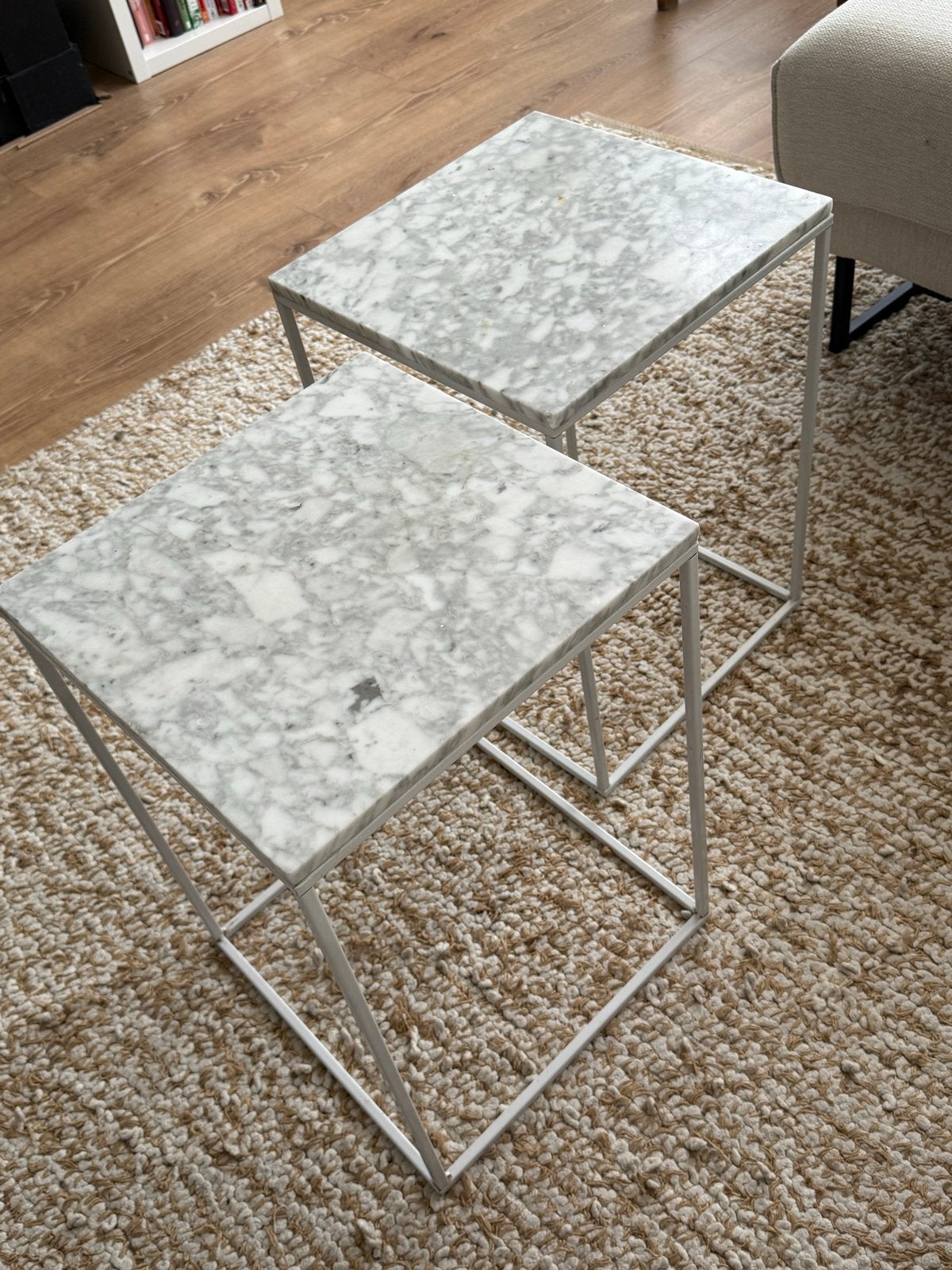 Set van 2 marmeren bijzettafels - wit/grijs, Minder dan 55 cm, Gebruikt, Metaal of Aluminium, Vierkant