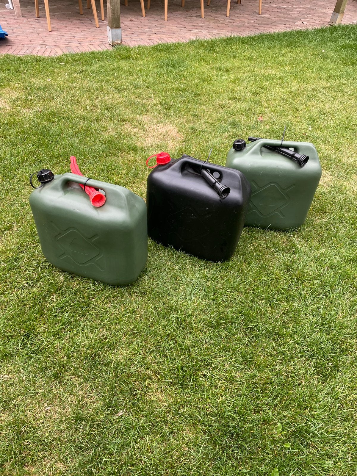 3 Jerrycans (2x groen, 1x zwart) met schenktuit, Ophalen, Gebruikt