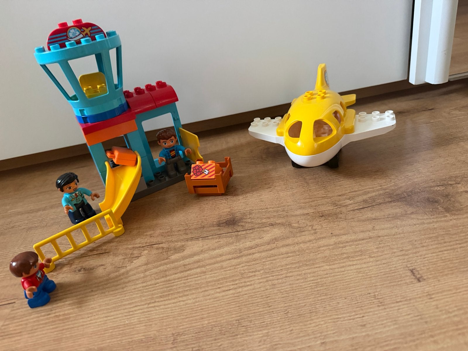 Duplo Vliegveld 10871 Compleet met vliegtuig en figuren, Kinderen en Baby's, Ophalen, Overige thema's, Zo goed als nieuw, Compleet
