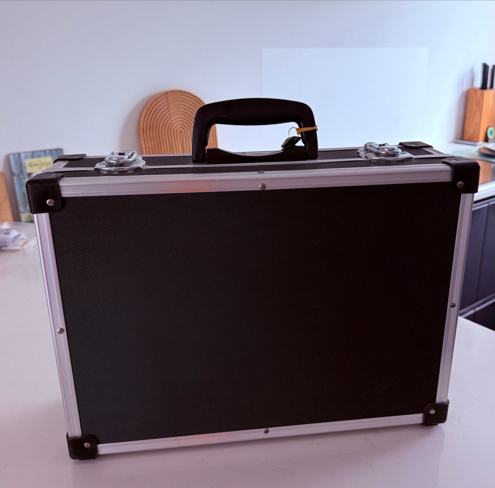 Zwarte aluminium koffer met slot en sleutels, Ophalen, Gebruikt