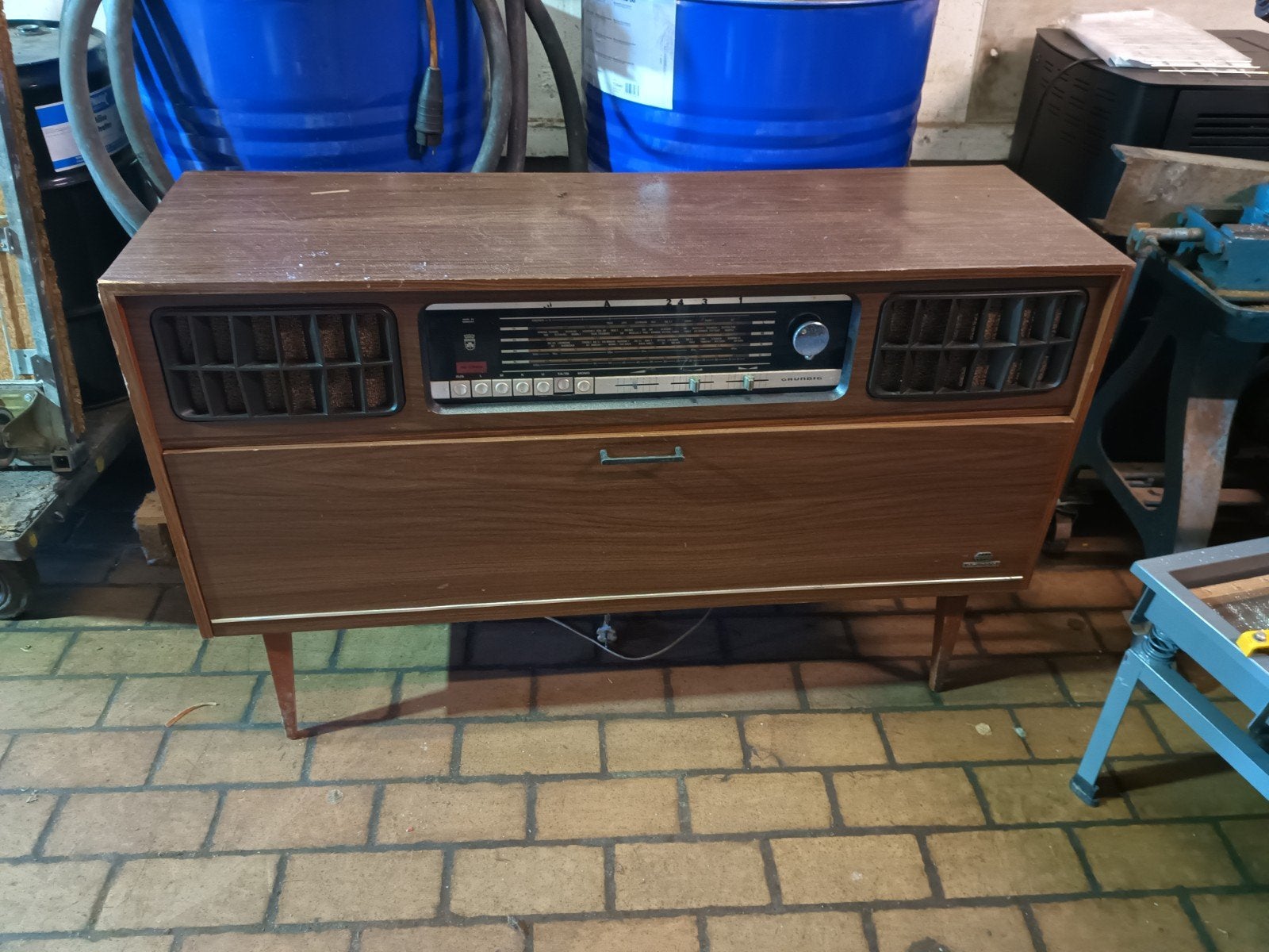 Grundig radiomeubel, Ophalen