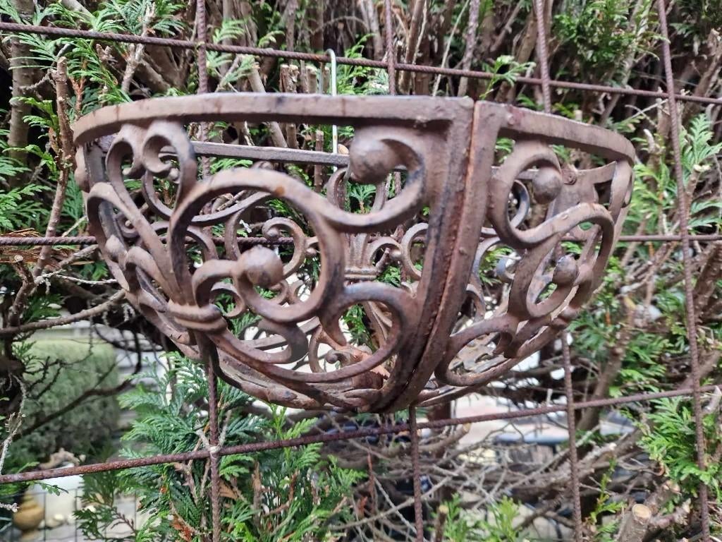 2 decoratieve halfronde gietijzeren plantenhangers(brocante), Tuin en Terras, Gebruikt, Minder dan 30 cm, Minder dan 60 cm, Rond