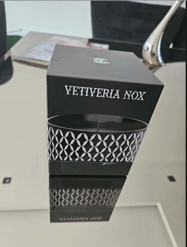 Commune Vetiveria Nox Niche Geurkaars 400 g, Huis en Inrichting, Verzenden, Gebruikt, Overige materialen, Kaars