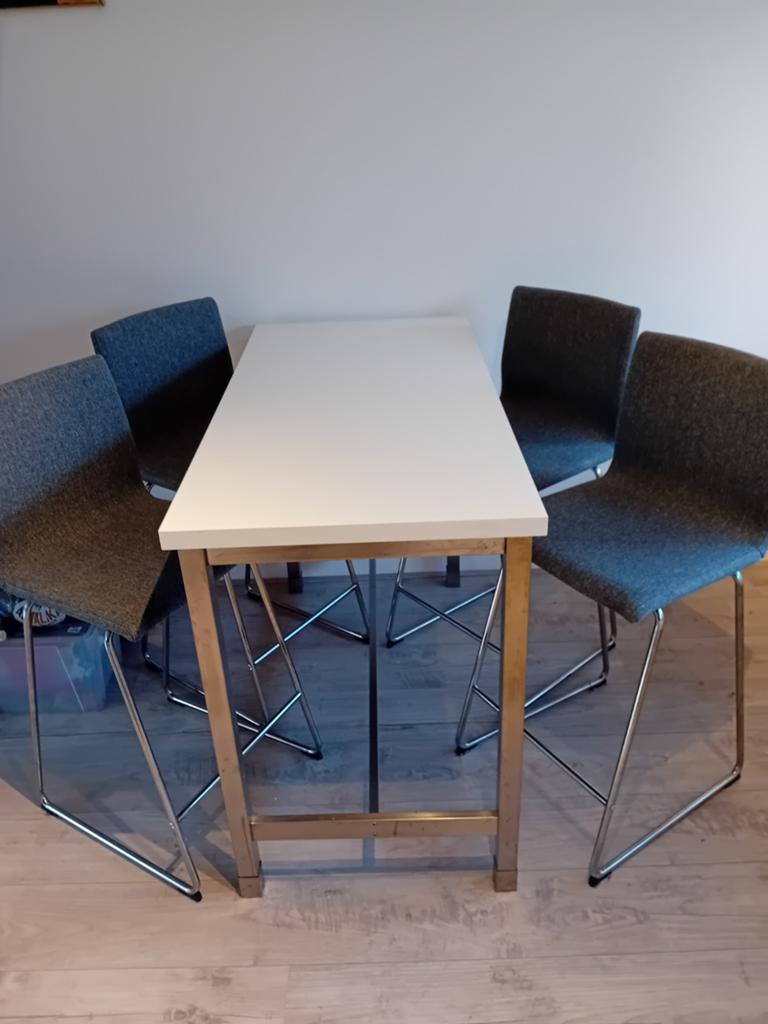 Tafel met hoge stoelen 4x. Van Ikea, Ophalen of Verzenden, Zo goed als nieuw