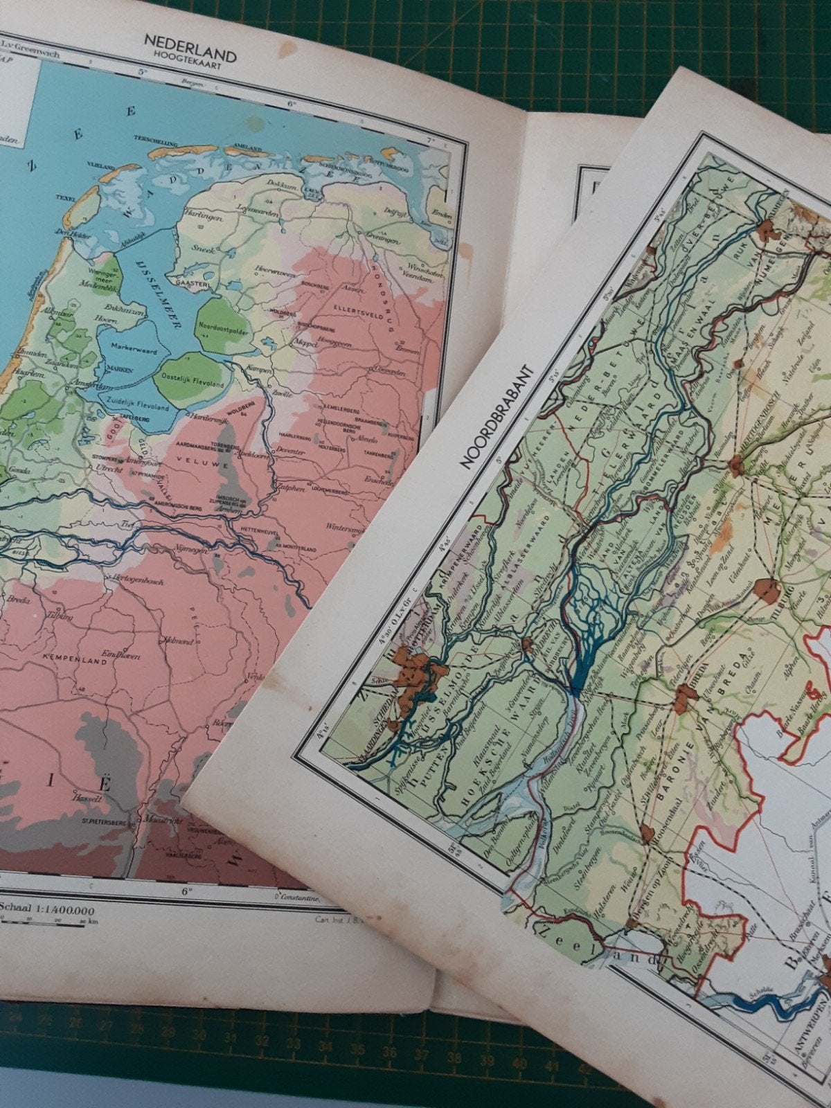 Vintage kleine schoolatlas der gehele aarde Wolters Bos, Ophalen of Verzenden, Album of Boek