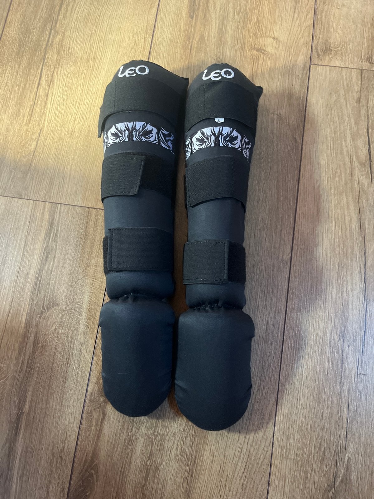 Leo Kickboks Kniebescherming en Handschoenen (Zo goed als ni, Ophalen, Overige, Vechtsportbescherming, Zo goed als nieuw