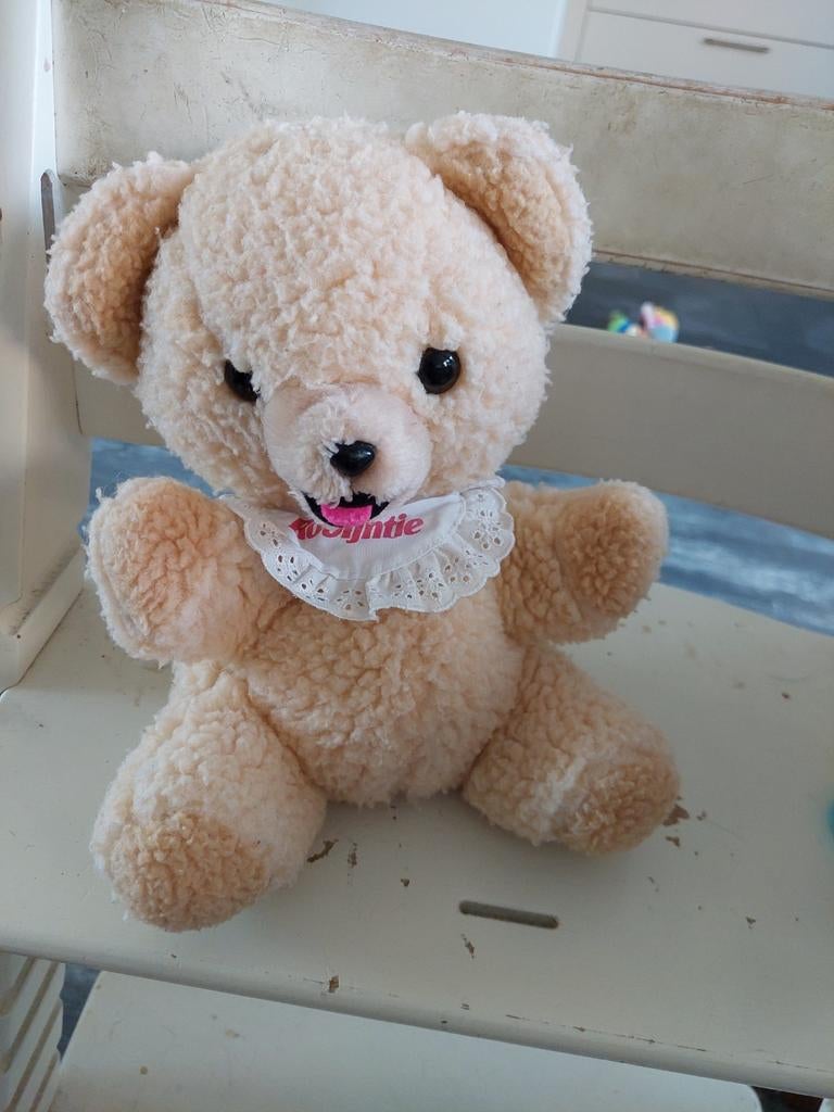 Knuffelbeer met slabbetje robijntje handpop, Ophalen of Verzenden