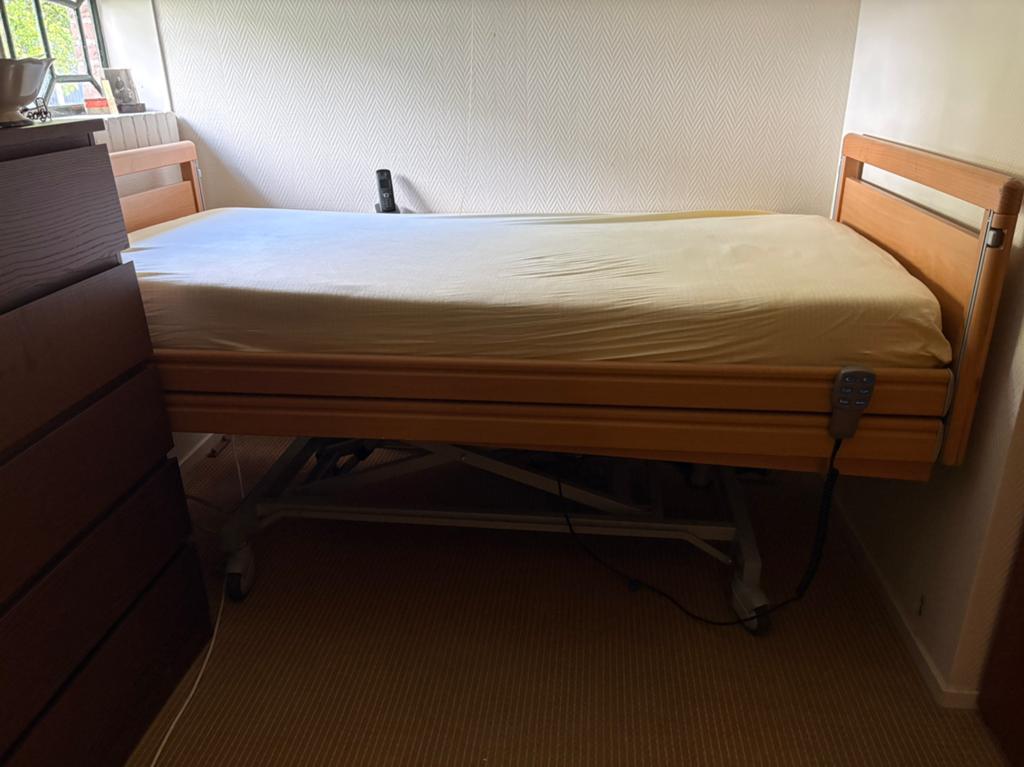 Hooglaag bed met achterbord/nachtkastje, Diversen, Verpleegmiddelen, Ophalen, Gebruikt