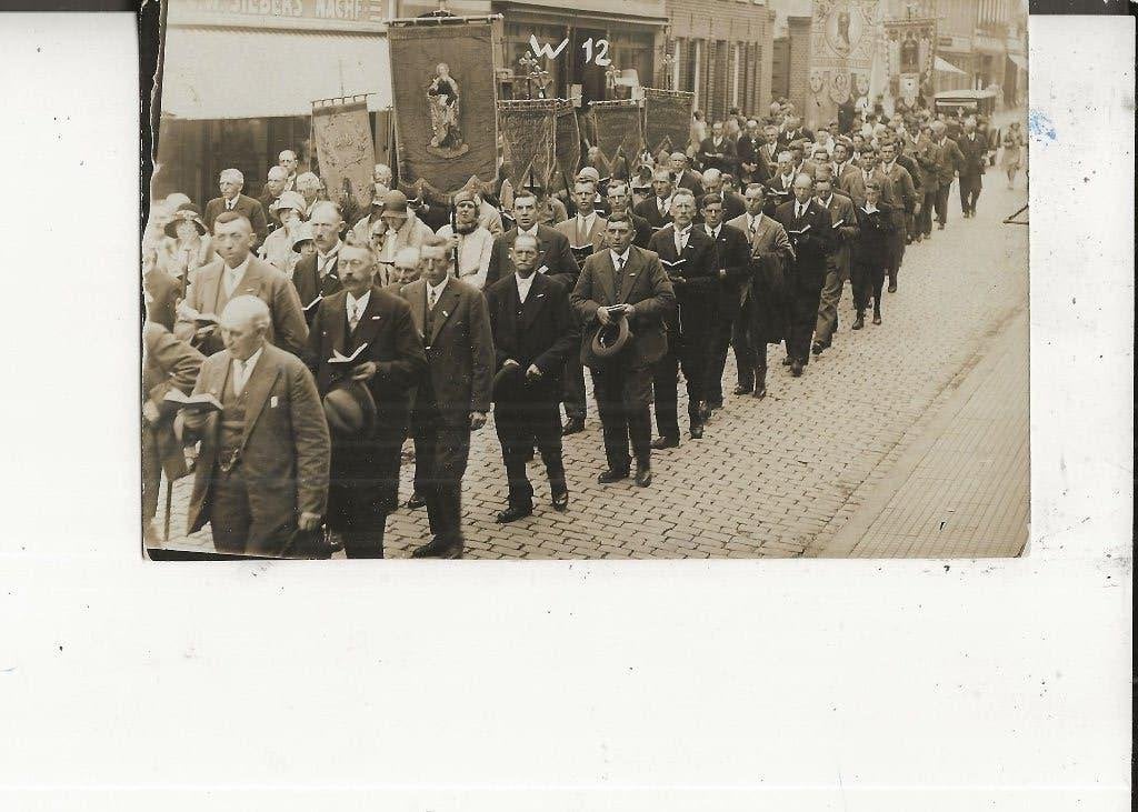 Wateringers op Retraite met vaandels in Kevelaer Fotokaart, Ophalen of Verzenden, 1920 tot 1940, Ongelopen, Zuid-Holland
