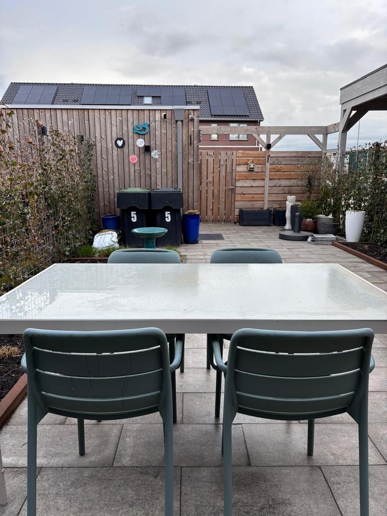 Leuke tuinset met glazen tafel en groene kunststof stoelen, Ophalen, 4 zitplaatsen, Kunststof, Gebruikt