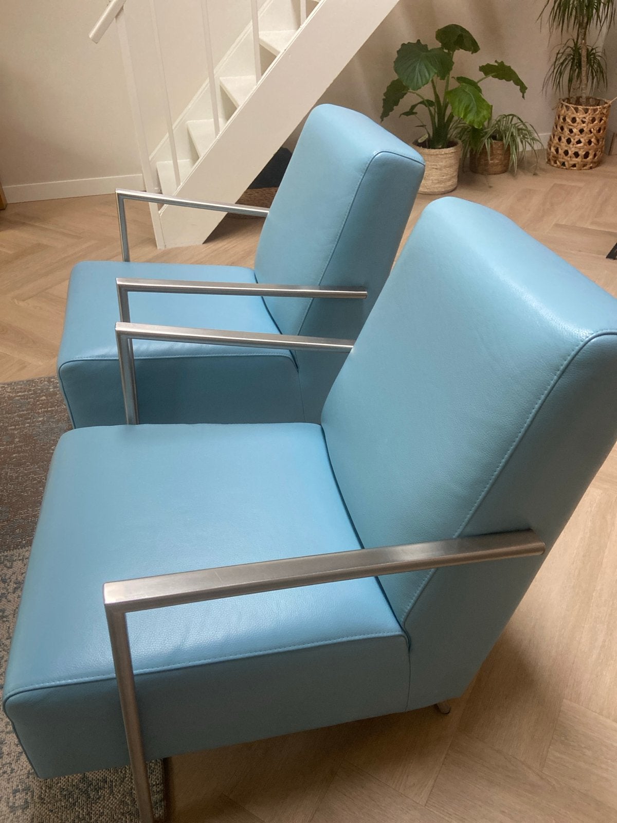 Twee lichtblauwe fauteuils met metalen frame, Ophalen, Twee, Blauw, Leer