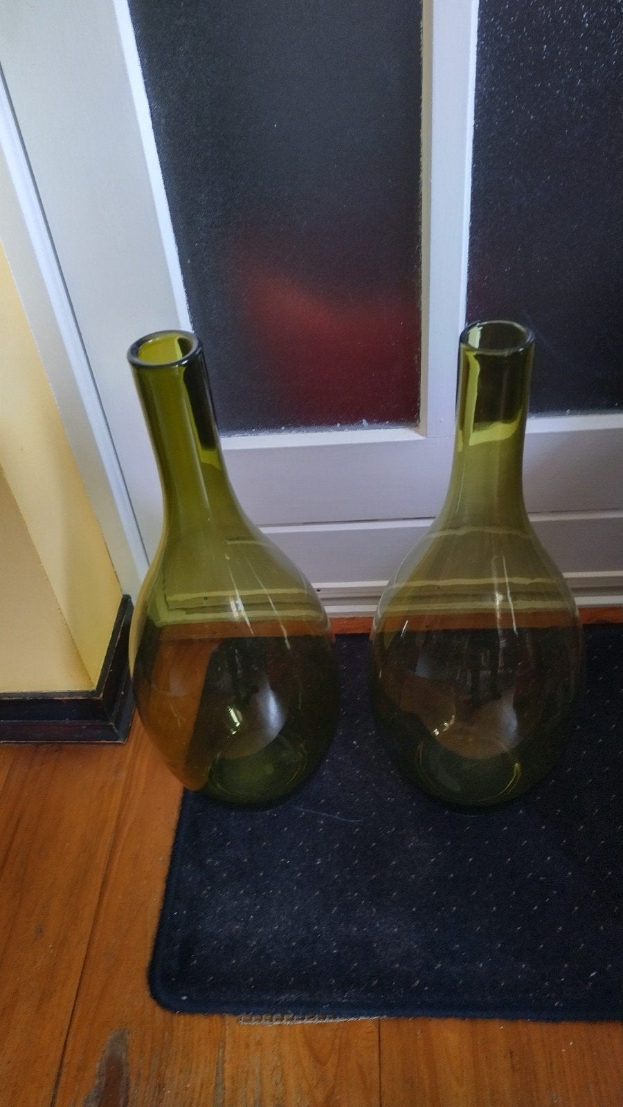 2 grote groene vazen flessen 62 cm hoog
Hals 5 cm
Buik omtre, Ophalen