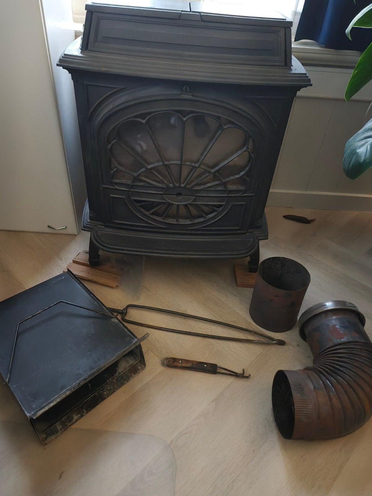Altech AM 40 Gietijzeren Houtkachel met accessoires, Huis en Inrichting, Haarden, Ophalen, Gebruikt, Vrijstaande haard, Houthaard