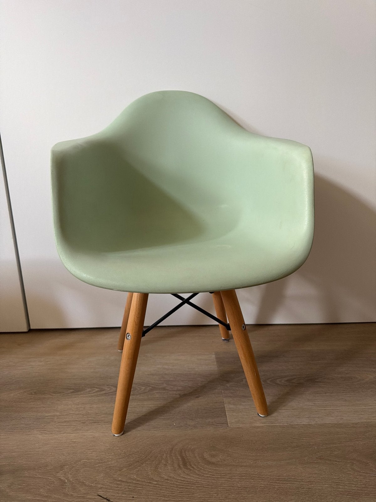 Groene kinderstoel met houten poten eames-stijl, Huis en Inrichting, Ophalen, Gebruikt, Overige kleuren, Eén